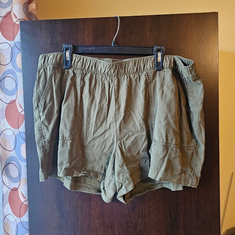 Old Navy Women's Cargo Shorts in Olive Green Size Xl